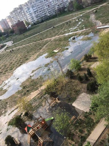 На поселке Котовского из-за лопнувшей водопроводной трубы затопило часть нового парка и детскую площадку