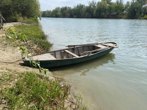 На канале Викета и озере Ялпуг обнаружили более 5 км браконьерских сетей и полсотни раколовок