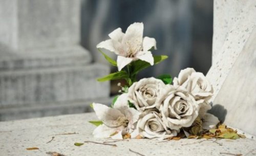 В Саратском районе людей призывают не приносить искусственные цветы и венки на кладбище