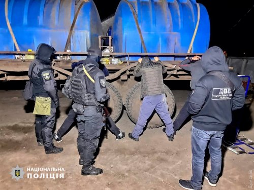 Одесские полицейские задержали банду, промышлявшую воровством пестицидов
