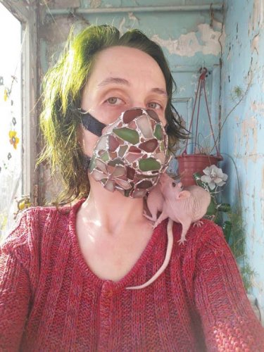 Одесситка сделала защитную маску из морских стекол (фото)