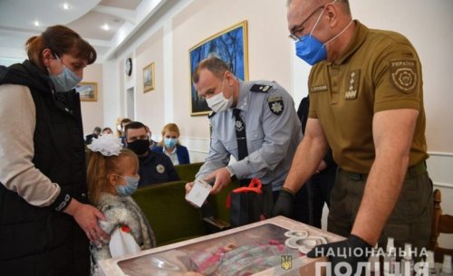 В Одесской области наградили девочку, которой удалось вырваться из рук похитителя