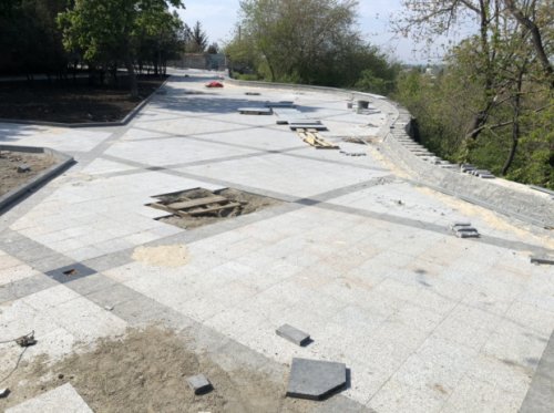 Реконструкция бульвара Жванецкого: подрядчик не торопится и экономит на материалах, но велодорожка будет