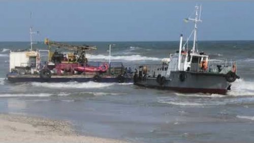 Выброшенное на берег в Одесской области судно никак не могут снять с мели: природе оно не угрожает (фото, видео)