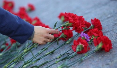 Саратский район: в Заре концерта ко Дню Победы не будет, но цветы к памятнику возложат