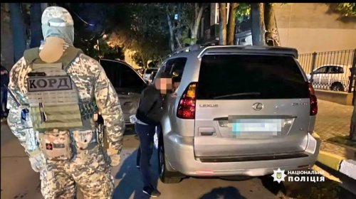 В центре Одессы угнали элитный Lexus GX. Спецназ задержал угонщиков (видео)