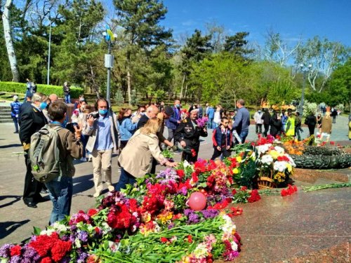 Одесситы возлагают цветы на Аллее Славы (фото)