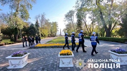 Одесситы возлагают цветы на Аллее Славы (фото)