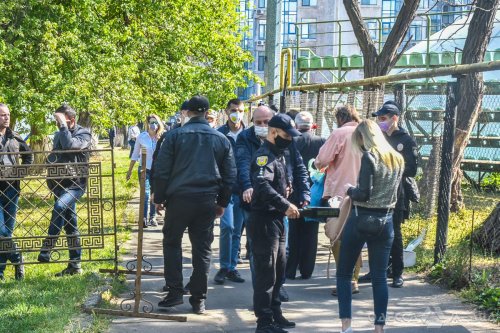 Одесситы с самого утра идут возложить цветы к памятнику Неизвестному Матросу