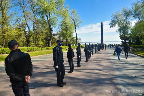 Одесситы с самого утра идут возложить цветы к памятнику Неизвестному Матросу