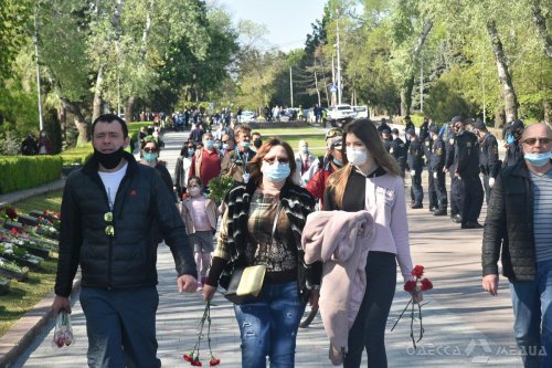 Одесситы с самого утра идут возложить цветы к памятнику Неизвестному Матросу