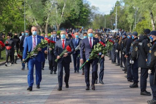 Одесситы с самого утра идут возложить цветы к памятнику Неизвестному Матросу