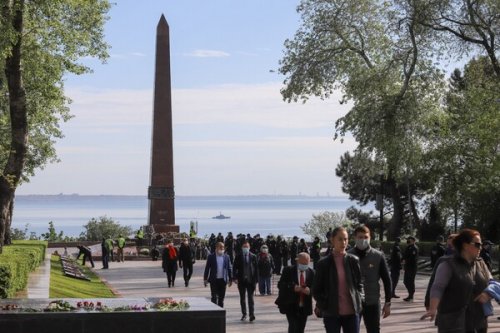 Одесситы с самого утра идут возложить цветы к памятнику Неизвестному Матросу