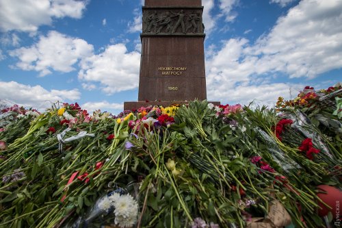 33 кадра Дня победы в Одессе: цветы у памятников и на танках, пилотки и конфликты