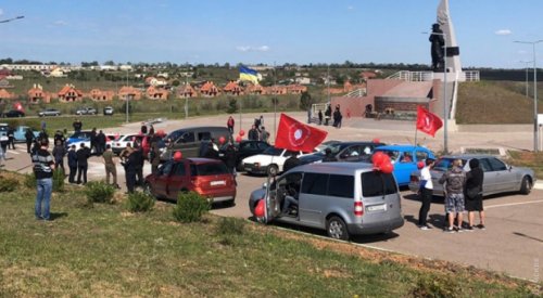 Под Одессой активисты патриотических организаций и полиция остановили автопробег с красными флагами
