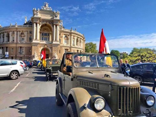 В Одессе все-таки провели автопробег-парад с красными флагами к 9 мая (фото)