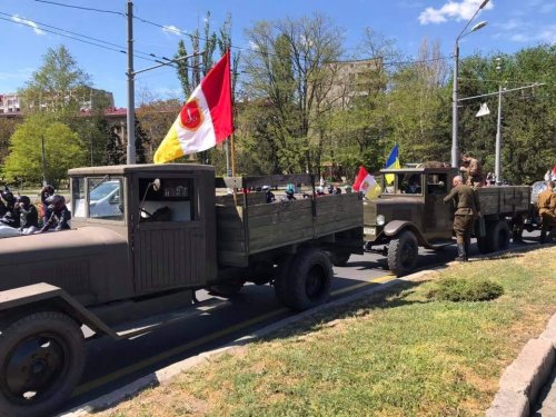 В Одессе все-таки провели автопробег-парад с красными флагами к 9 мая (фото)