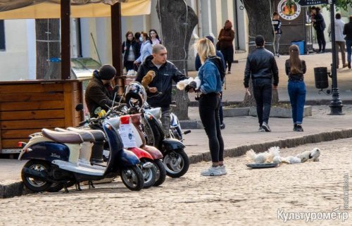 В центре Одессы стало многолюдно перед смягчением карантина (фото)