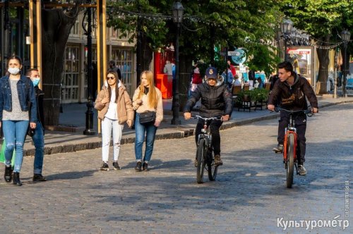 В центре Одессы стало многолюдно перед смягчением карантина (фото)