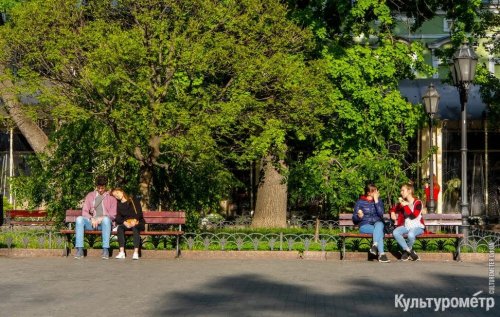 В центре Одессы стало многолюдно перед смягчением карантина (фото)