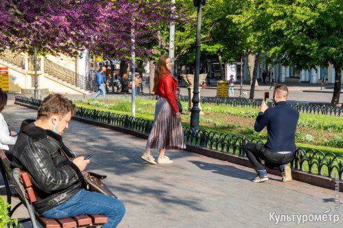 В центре Одессы стало многолюдно перед смягчением карантина (фото)