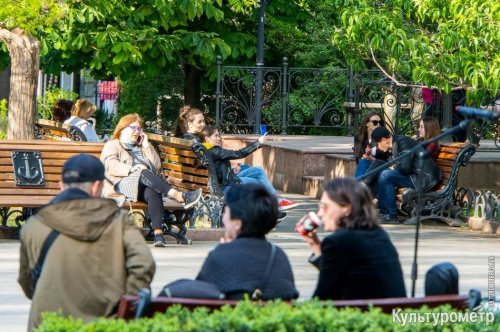 В центре Одессы стало многолюдно перед смягчением карантина (фото)