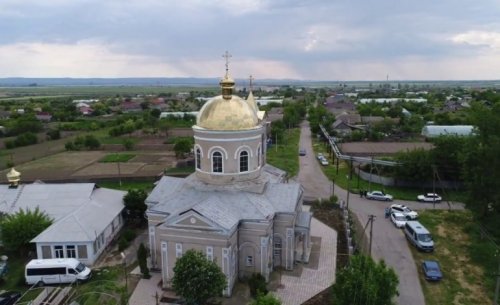 И такое было: русский председатель сельсовета, пожертвовав партбилетом, спас от разрушения церковь в молдавском селе