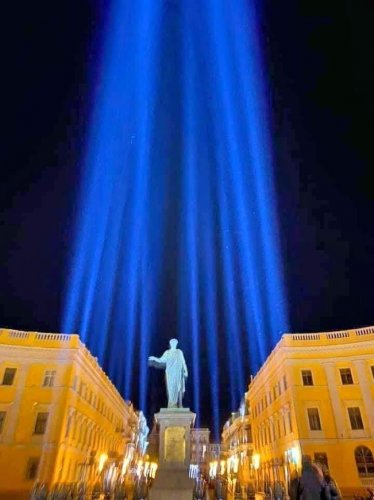 Памятник Ришелье осветили десятки прожекторов: Одесса присоединилась к акции #стопкультурнийкарантин