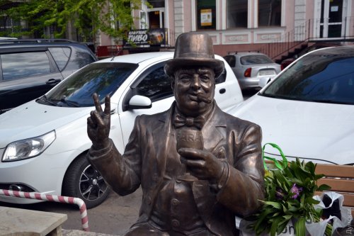 Черчилль и Орнелла Мути на Новом рынке: у входа на базар установили скульптуры знаменитостей