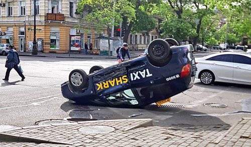 На Тираспольской в ДТП перевернулось такси