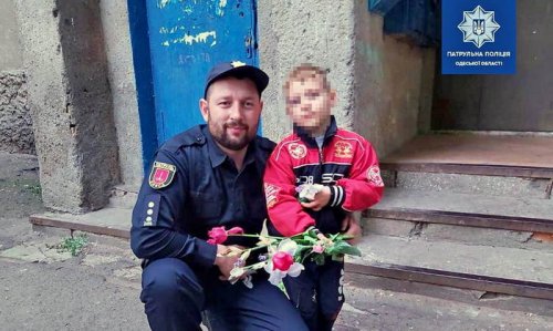 На поселке Котовского 5-летний мальчик искал свою маму и купил ей цветы