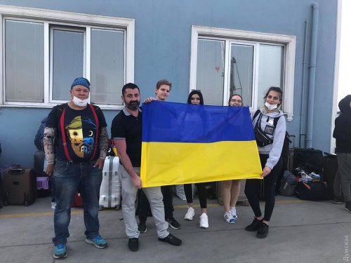 45 украинцев возвращаются домой паромом Карасу — Черноморск: двое пассажиров отмечают золотую свадьбу