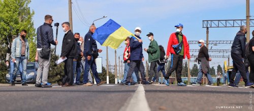 Портовики, сидящие восемь месяцев без зарплаты, перекрыли въезд в Черноморск