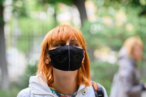 В Одесском музее художники писали на защитных масках (фото)
