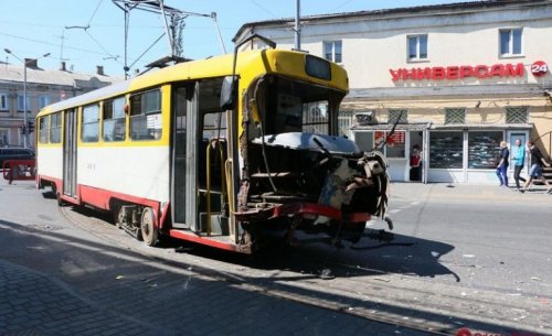 В Одессе на Пересыпи трамвай столкнулся с фурой (фото)