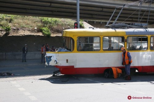 В Одессе на Пересыпи трамвай столкнулся с фурой (фото)