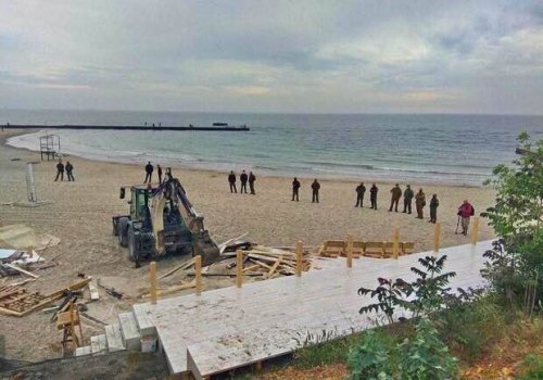 На одесском пляже демонтировали неугодное депутатское кафе