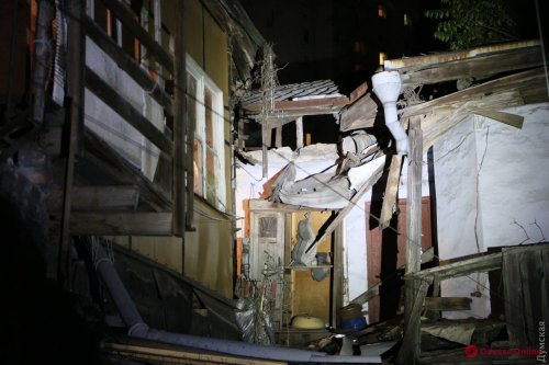 На Среднефонтанской рухнула часть аварийного дома