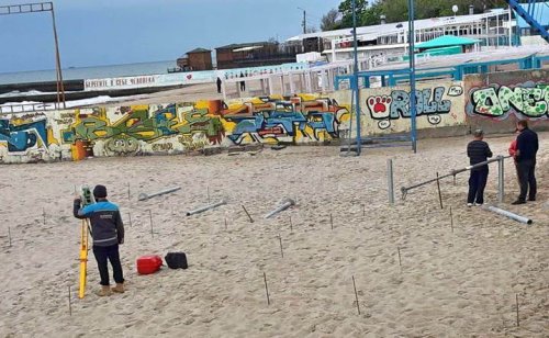На пляже на 16-й станции Большого Фонтана снова забивают сваи в песок