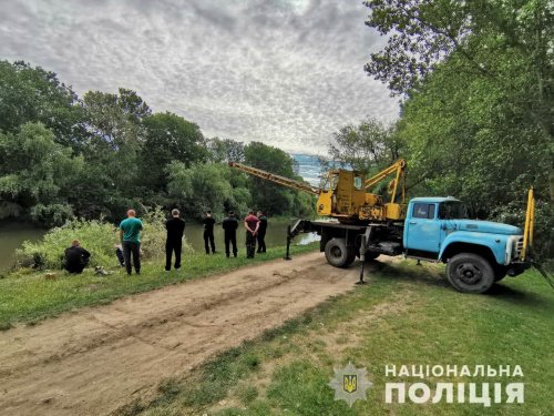 Под Одессой рыбаки утонули в машине