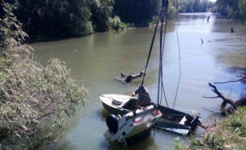 В Беляевском районе автомобиль сорвался в реку, двое погибших