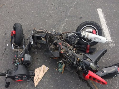 На Балковской столкнулись BMW и мопед: пострадали два человека
