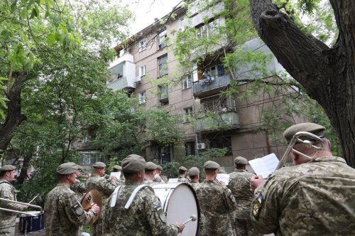 В Одессе оркестр поздравил 99-летнего ветерана с Днем морской пехоты