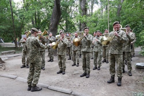 В Одессе оркестр поздравил 99-летнего ветерана с Днем морской пехоты
