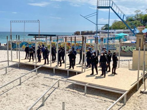 Полиция защитила от активистов деревянный настил на пляже «Золотой берег»