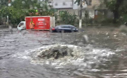 Ливень затопил улицы Одессы. Полиция ограничивает движение (фото)