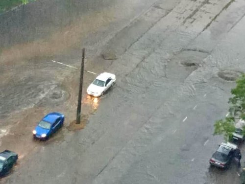 Ливень затопил улицы Одессы. Полиция ограничивает движение (фото)