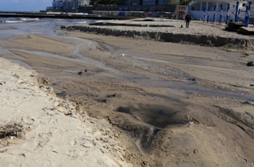 Белеет парус среди грязи: в Аркадии ливень прорвал фекальную канализацию и смыл тонны песка