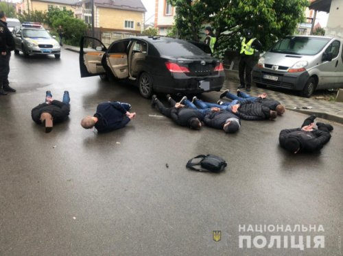 Полиция показала видео с задержанием стрелков из Броваров: изъято 16 единиц оружия, 28 человек задержано