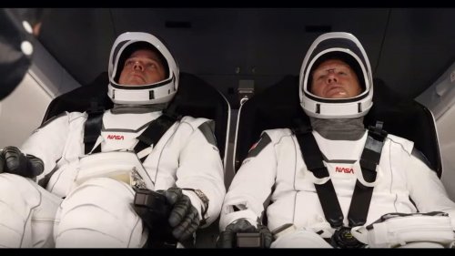 SpaceX впервые запустил в космос астронавтов (видео)